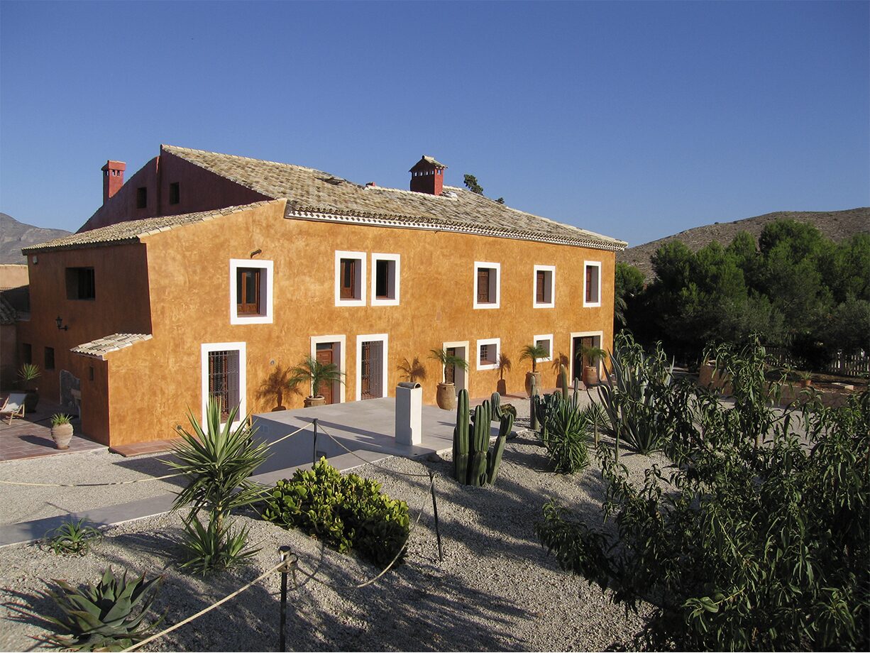 la fachada de la casa del pino desde el camino