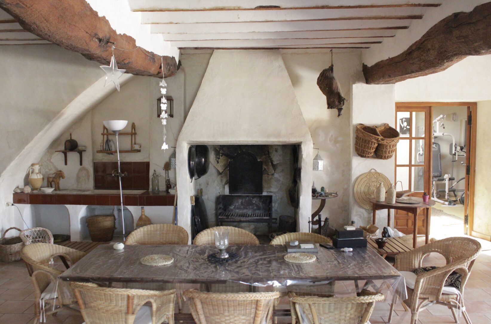 la cocina de la casa del pino, con chimenea y mesa larga