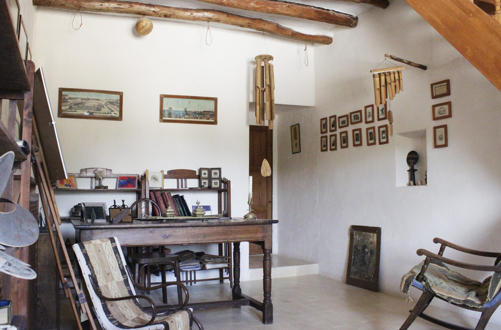 la mesa de escritorio de la casa del pino, entre cuadros y sillones bajos