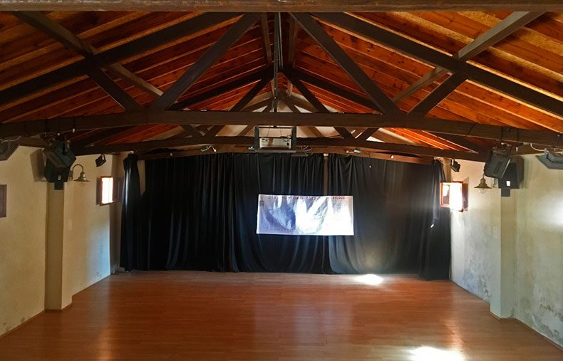 la sala de trabajo de la casa del pino, con cubierta de madera